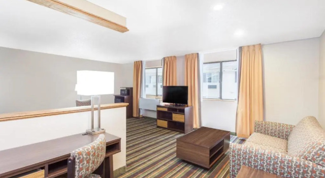 Suite Super 8 by Wyndham Norton VA
