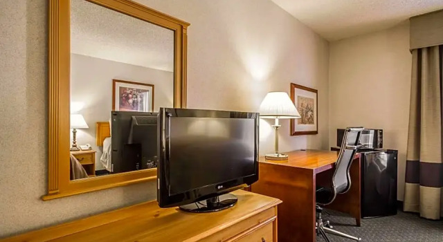 Четырёхместный номер Business Comfort Inn Fond Du Lac