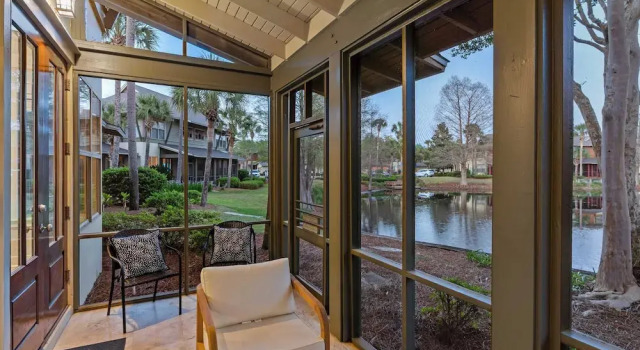 Serene Pondfront Stay w/ View, Pool Access, & Walk to Baytowne Wharf, Rezerwuj Hotel Hotele w Emerald Coast z parkingiem, Parking