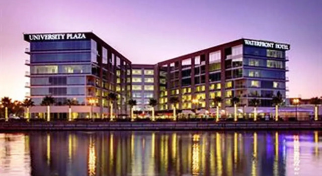 Номер Deluxe University Plaza Waterfront Hotel