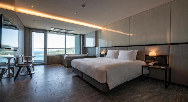 Люкс с видом на океан Ramada Suites by Wyndham Geoje