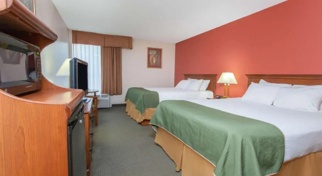 Четырёхместный номер Standard Days Inn & Suites by Wyndham Mt Pleasant