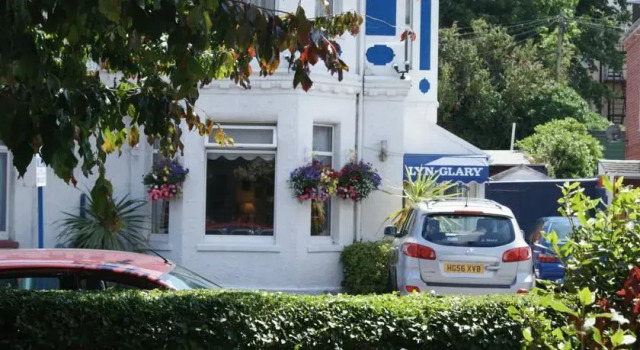 Lyn Glary Hotel