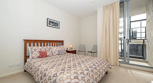 Spacious 1-Bedroom Apartment With Parking