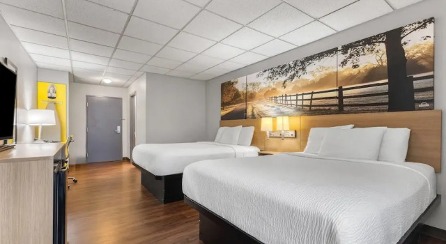 Четырёхместный номер Deluxe Days Inn by Wyndham Madisonville