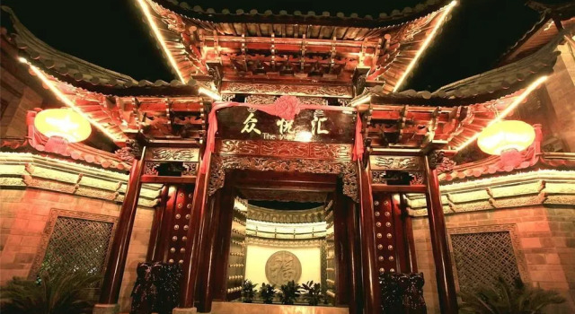 Zhongyuehui Inn, Забронировать Отель Лицзян Юньнань, рядом с Улица Сквер-стрит Древнего города Даянь