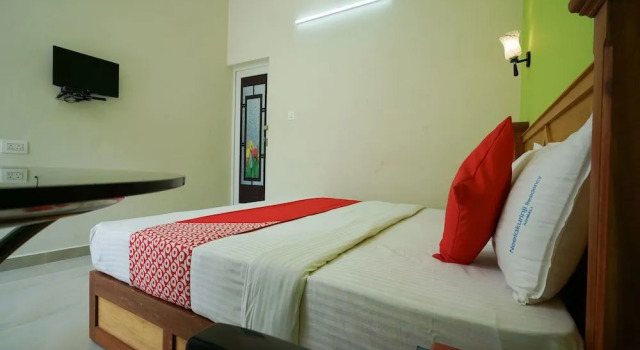 OYO 11691 Hotel Neelakurinji, Забронировать Отель Отели штата Кералы с парковкой, Парковка
