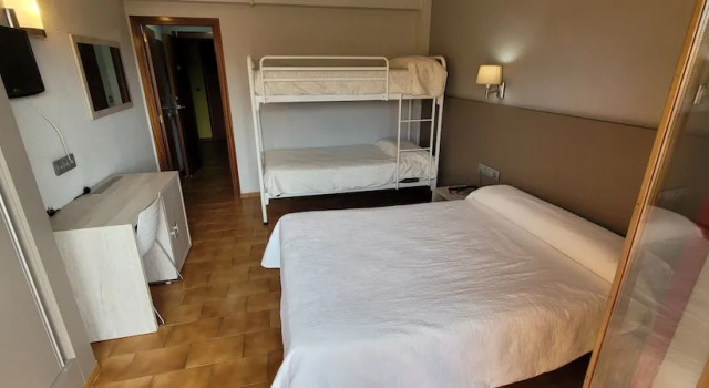 Четырёхместный семейный номер Standard с балконом Hotel Meson de L’Ainsa