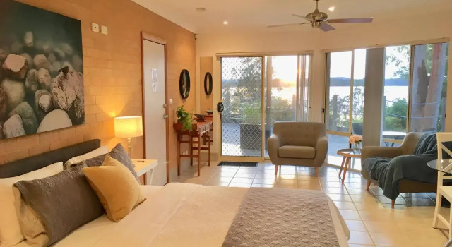 SilverWaters Waterfront Accommodation Lake Macquarie, Забронировать Отель Мориссет Новый Южный Уэльс