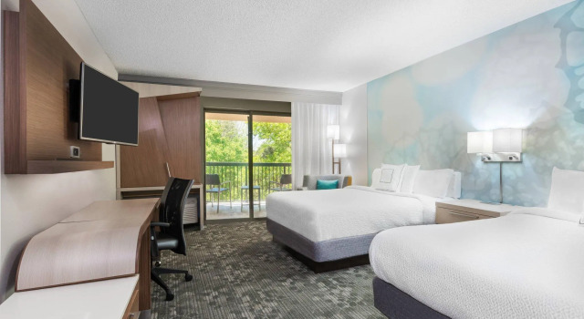 Четырёхместный номер Standard с балконом Courtyard by Marriott Lafayette Airport