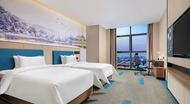 Komfortowy dwuosobowy pokój Hampton by Hilton