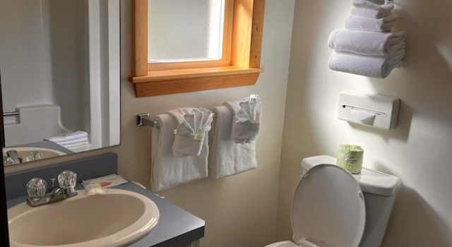 Четырёхместный номер Economy с балконом Edenbrook Motel
