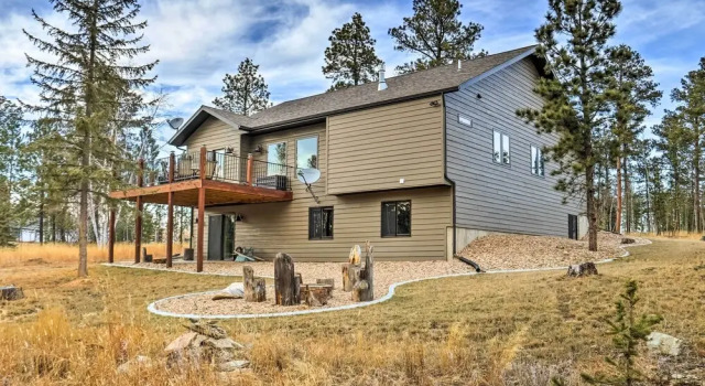 Коттедж с 5 комнатами с балконом Black Hills Getaway w/ Deck - Near Hiking Trails!