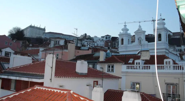 Апартаменты с 2 комнатами Stylish Lisbon Apartment in Alfama w/ Heating