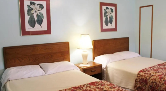 Barberry Court Motel &Cabins, Забронировать Мотель Отели Лейк-Джордж с парковкой, рядом с Музей «Форт Уильям-Генри», Парковка