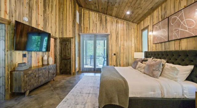 Vacana Blackwater Waterfront Couples Cabin, HotTub, FirePit, Pet Friendly, Book Feriehus Villaer i Hochatown, Villa