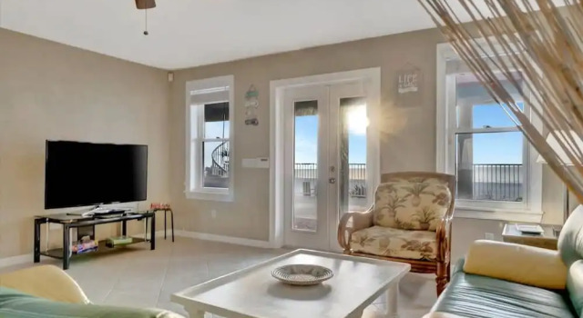 Stones Throw Beachfront Family Suite 3 Views, Забронировать Апартаменты/квартира Отели Клируотер-Бич с парковкой, Парковка