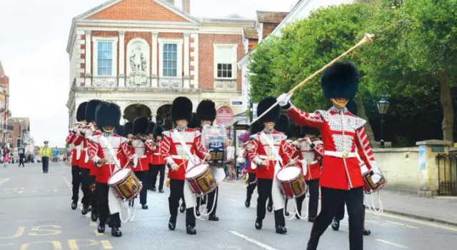 4 Bed 3 Baths in CENTRAL WINDSOR! WALK 2 ALL THE SIGHTS! LEGOLAND 5 MIN DRIVE, Забронировать Отель Виндзор Беркшир, рядом с Victoria Barracks
