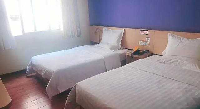 Двухместный номер Standard 7 Days Inn Chongqing Wanzhou Gaosuntang Branch