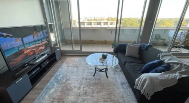 Spacious One Bedroom Apartment- With Large Balcony, Забронировать Апартаменты/квартира Сидней Sydney Region, рядом с Bruce Lee Statue