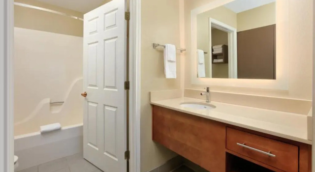 Люкс с 2 комнатами Staybridge Suites Corning by IHG