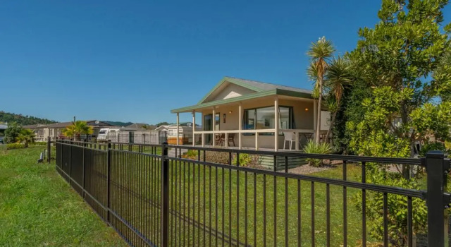 Captain's Cabin - Cooks Beach Holiday Home