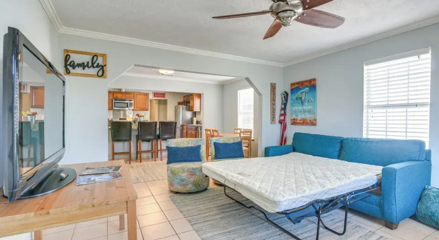 Convenient Galveston Home < 1 Mi to Beach!