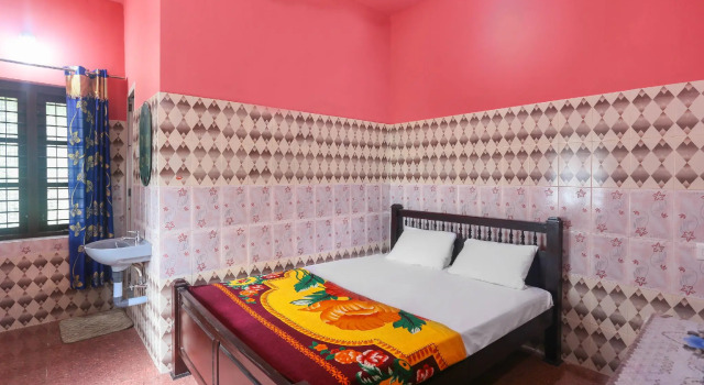SPOT ON 46608 Sree Bhadra Tourist Home, Book Hotel Hoteller i Chavara med parkering, Parkering
