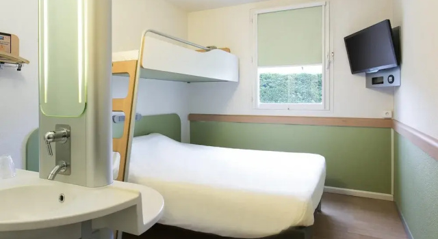 Трёхместный номер Standard ibis budget Romorantin