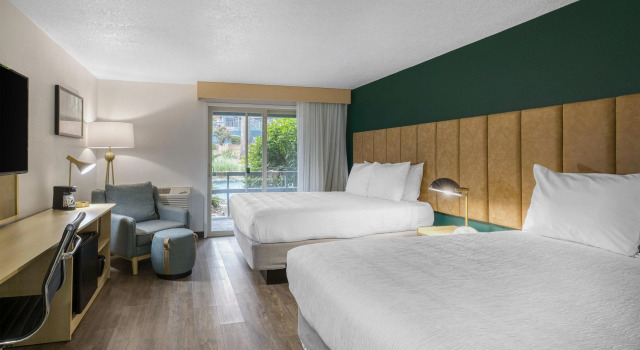 Четырёхместный номер Standard с балконом Best Western Portland West Beaverton