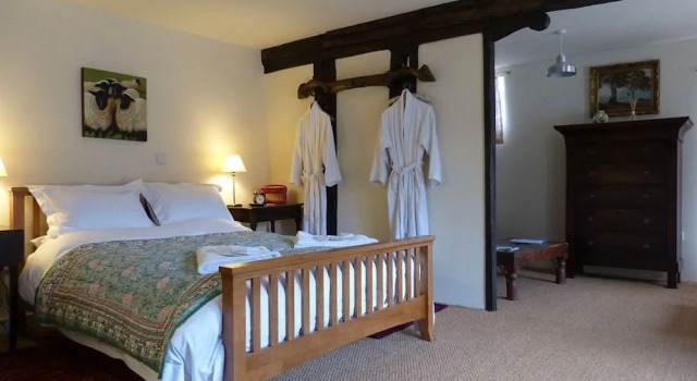 Lower Severalls Farmhouse, Book Bed and Breakfast Hoteller i Crewkerne med parkering, Parkering