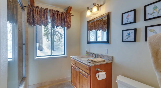 Коттедж Donner Lake Views: Rustic Truckee Cabin