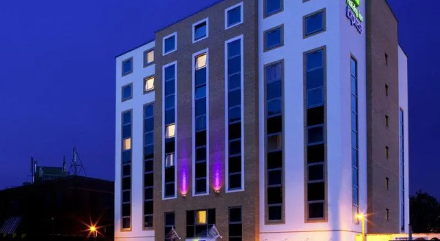 Кровать в общем номере Holiday Inn Express London - Watford Junction by IHG