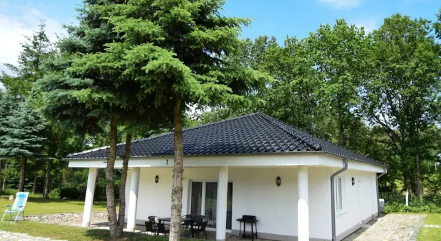 Бунгало Fantastic Bungalow in Lagów with Hot Tub
