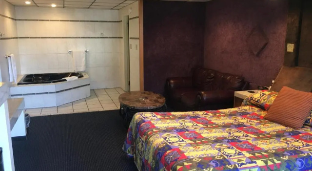 Двухместный люкс Midway Inn & Suites