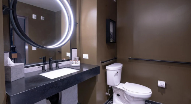 Четырёхместный номер Standard с видом на реку Hotel Indigo - Columbus at Riverfront Place by IHG