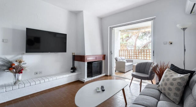 Saronida Coastal Escape 2BR Apartment, Забронировать Апартаменты/квартира Отели Сароникос с парковкой, Парковка
