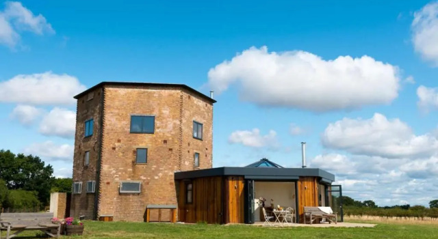 Коттедж The Hexagon, wow what a location, views over the Essex marshes and sea