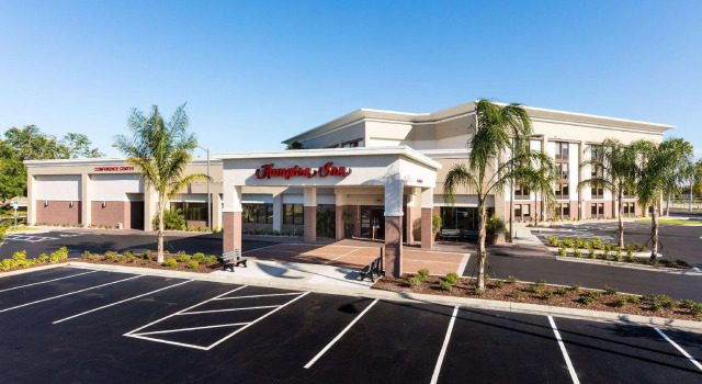 Кровать в общем номере Hampton Inn Daytona Speedway-Airport