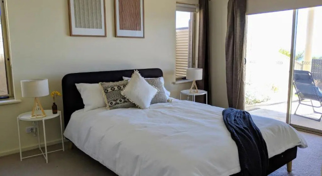 Коттедж Ochre Point Beach House on Moana Seafront