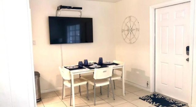 Gorgeous Beachy Chic Condo in Key Biscayne, Book Hotel Hoteller i Key Biscayne med pool, Swimmingpool