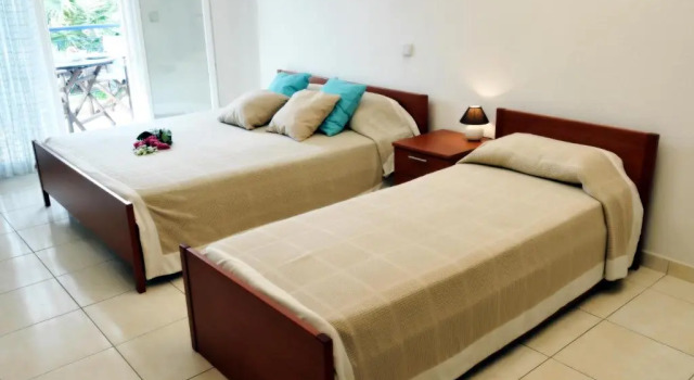 Asterias, Book Hotel  