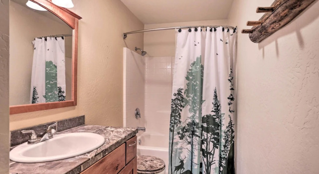 Коттедж 5 Mi to Big Bear Lake: Cozy Cottage w/ Hot Tub