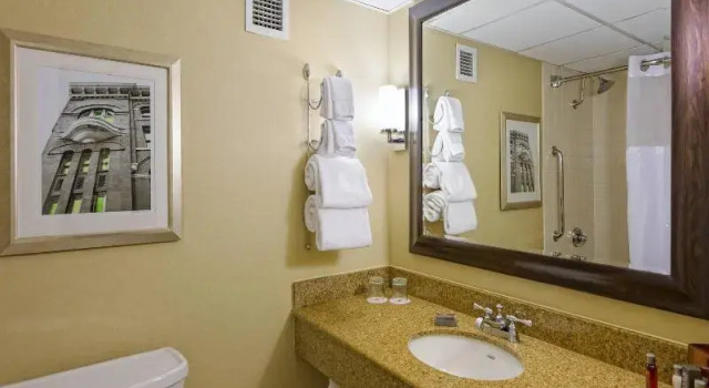 Четырёхместный номер Deluxe Houston Marriott Uptown by the Galleria