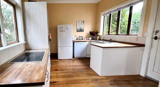 NO PARTY ALLOWED, Peaceful, Spacious, central Petone, free unlimited Fibre Wi-Fi & free parking, Rezerwuj Hotel Hotele w Auckland Region z parkingiem, Parking