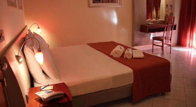 Meridian Hotel, Varaa Hotelli  