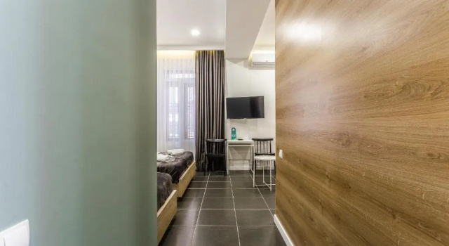 8 Rooms Apartotel On Meidan, Забронировать Отель Отели Тбилиси с парковкой, рядом с Церковь Метехи, Парковка