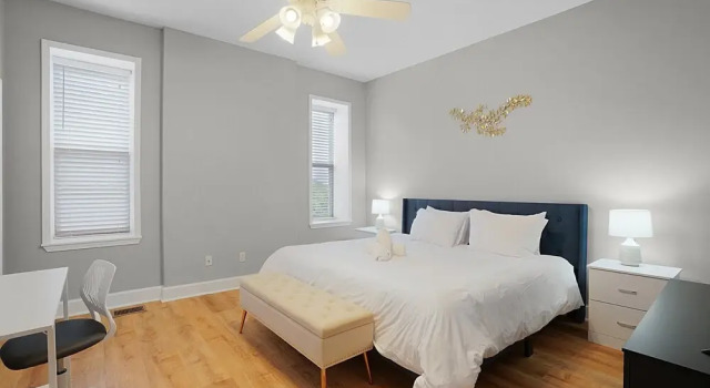 Spacious 3-Bedroom with King Bed, Забронировать Апартаменты/квартира Сент-Луис Миссури, рядом с Bruno David Gallery