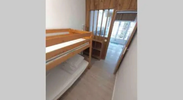 appt 2 chambres calme,clim, plage et gare proche pkg