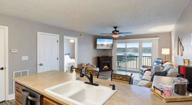 Happy Harbor Lakefront Condo, Забронировать Апартаменты/квартира Осейдж-Бич Lake of the Ozarks